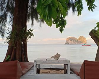 Koh Ngai Kaimuk Thong Resort - Ko Ngai - Bar