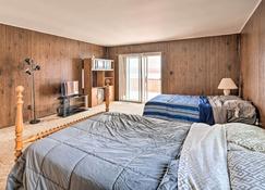 Cozy Home with Yard Steps to Mississippi River - Albany - Bedroom