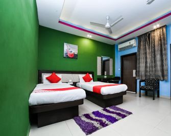 OYO Flagship 50138 Hotel Parashuram Isbt - Guwahati - Bedroom