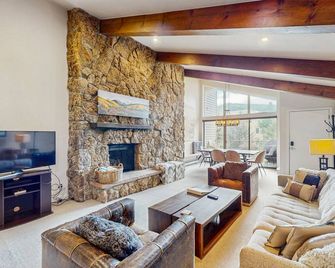 Beaver Creek West Condo with Pool, Hot Tub, & Shuttle to Slopes - Avon - Sala de estar