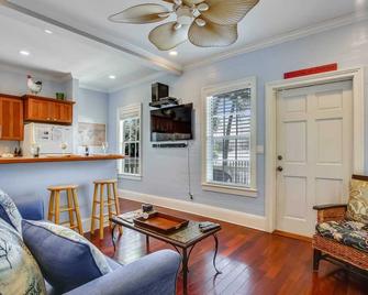 Paradise Place by AvantStay Key West Old Town Condo w Shared Pool - Key West - Stue