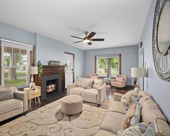 Charming 3-bedroom house with WiFi, AC in wonderful Toledo - Toledo - Living room