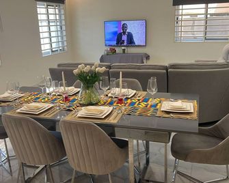 Calm, spacious Home in Accra. 20 mins from the airport & 10 mins from the beach. - Accra - Menjador