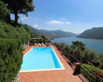 Two-room apartment in Residence with swimming pool and panoramic lake view in Sale Marasino - Sale Marasino - Zwembad