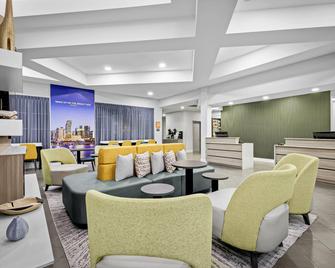 La Quinta Inn & Suites by Wyndham Miami Airport West - Doral - Lobi