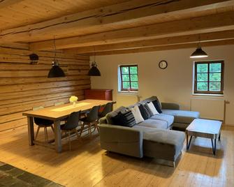 Detached log House With Large, Fenced Garden, Covered Terrace - Šluknov - Sala de estar