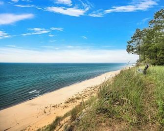 Lake Michigan Getaway for Two - King Bed - Beach Access - Montague - Playa