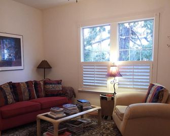 Bella Notte - Just 5 Minutes Walk To Main Street St. Helena - Classic Victorian - Saint Helena - Pokój dzienny