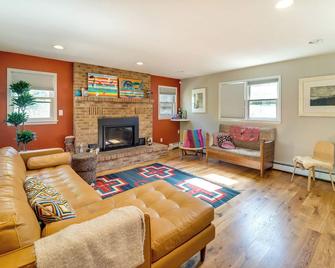 Scenic Boulder Home w/ Hot Tub & Mountain Views! - Boulder - Living room