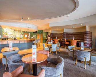 Premier Inn Swansea Waterfront - Swansea - Bar