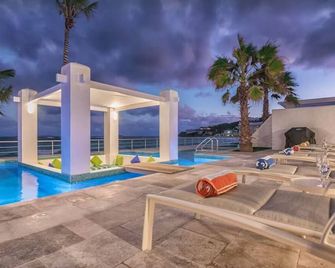 Romantic Luxurious Villa w/hot tub with 3 Bedrooms — 5 min from the beach! - Simpson Bay - Pool