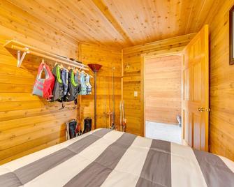 Lakefront Wisconsin Escape with Boat Dock and Kayaks! - Oconomowoc - Bedroom