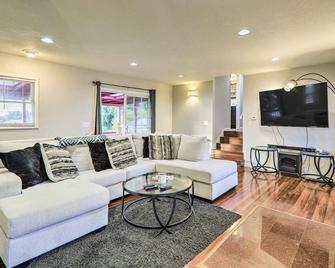 Castro Valley Home w/ Bay Area Views! - Castro Valley - Living room