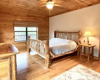 Golden Bear - 5 Bedrooms, 3 Baths, Sleeps 10 home - Tellico Plains - Bedroom