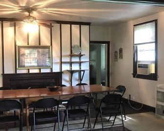 Bunkhouse at Spring Haven Farm - Boston - Comedor