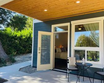 Private Garden Kingsize Studio #2 Near the Ocean - Roberts Creek - Patio