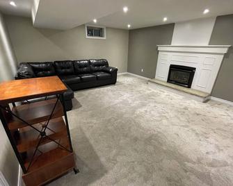 Cozy 2 Bedroom lower level - London - Sala de estar
