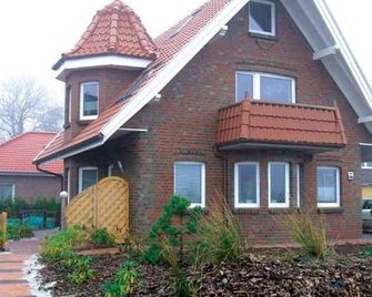 Vacation apartment Andreas Müller - Holiday apartment downstairs - Emden - Gebäude