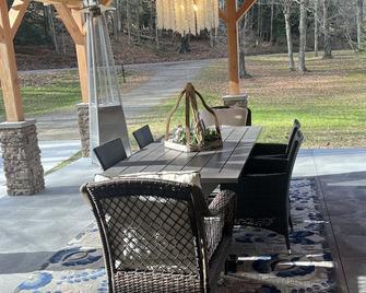 Findley Lake- Pfarrhaus- Enjoy 4 seasons of skiing, snowmobiling and the lake. - Findley Lake - Patio