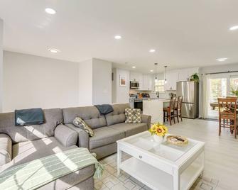 Near Top Attractions: Deck Dining at Severn Home! - Severn - Living room