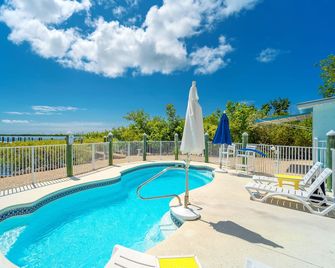 Waterfront Beach Houses with Dock & Heated Pool - Little Torch Key - Piscine