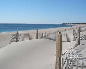 Beach house with water views, private beach parking, Kayaks bikes & much more! - Charlestown - Playa