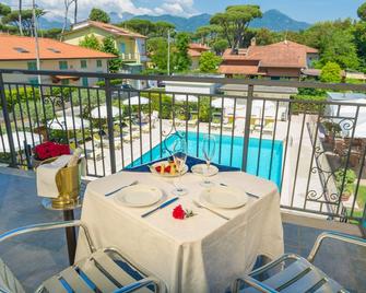 Hotel Suisse - Marina Di Pietrasanta - Balkon