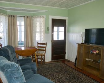 Cute Bridgton Bungalow walk to town location - Bridgton - Sala de estar