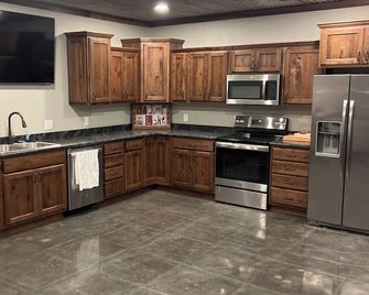 Charming 2-bedroom cabin located just outside Kearney, Nebraska… - Kearney - Kitchen