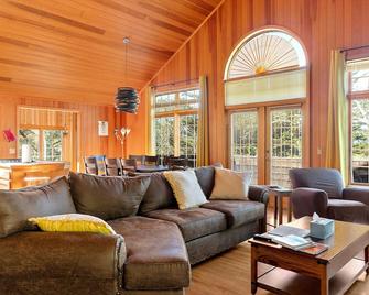 The Treetop House Pet Friendly - Cambria - Living room