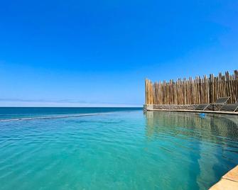 Beachfront Casa Diem Eco-Luxury Vichayito - Vichayito - Pool