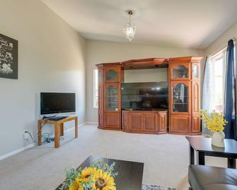 Spacious Aurora Home 20 Mi to Downtown Denver! - Aurora - Sala de estar