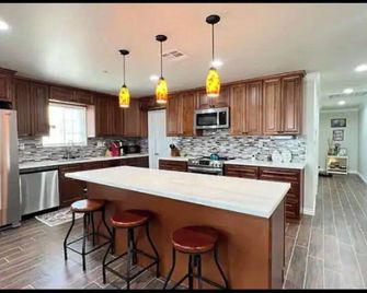 Beautiful quiet luxurious home with an amazing Desert view. - California City - Kitchen