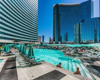 City Center - Panoramic Corner Suite at Vdara - Las Vegas - Pool