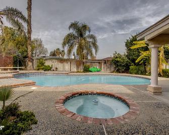Cozy Hygge Home Centrally Located 2 King Beds - Bakersfield - Pool