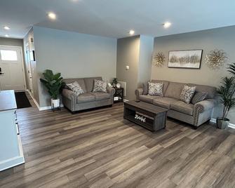 New, central spacious stadium townhome in West Seneca. Fully furnished, WiFi, AC - Lackawanna - Living room
