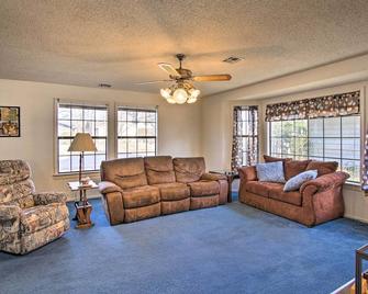 Dog-Friendly Bartlesville Retreat with Yard! - Bartlesville - Living room