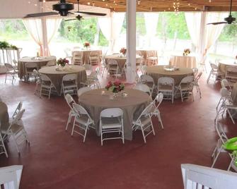 Historic 3 story 12 room hotel on historic ranch on the Guadalupe River - Victoria - Restaurant