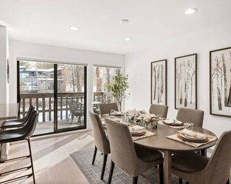 Renovated Riverfront 3 BR, 2 BA with Pool - Walk to Town! - Aspen - Yemek odası