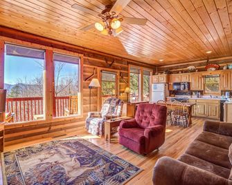 Deer Creek at Sunset Peak - Get Your Mountain Sunsets Here! - Cleveland - Living room