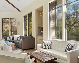 Breathtaking, Wooded River Retreat ' Isle Of View' - Folsom - Living room