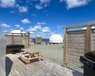 Dome 4 · Lakeside Luxury Dome Experience With Hot Tub - West Bay - Balcón