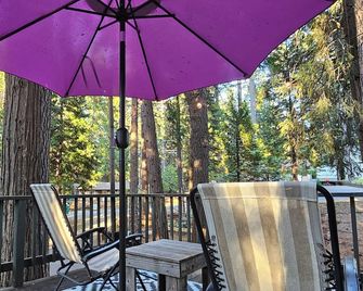 Little Green Cabin by Apple Hill/Sly Park/Wineries/Tahoe/Hiking - Pollock Pines - Patio