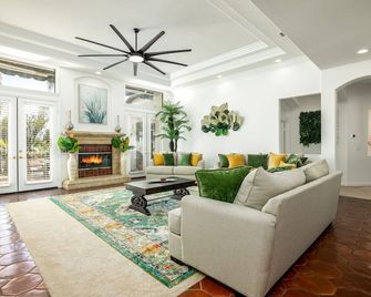 Grand Lux II - Luxury Resort Pool Villa - Close to Wineries, Beaches, Temecula - Fallbrook - Wohnzimmer