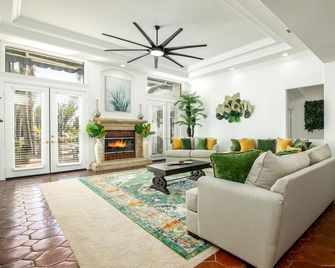 Grand Lux II - Luxury Resort Pool Villa - Close to Wineries, Beaches, Temecula - Fallbrook - Living room