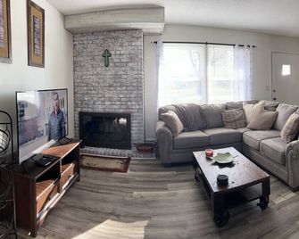 Quaint cottage near Ball Hospital and Ball College - Muncie - Wohnzimmer