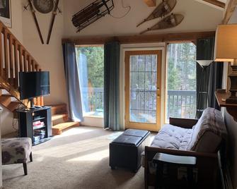 Beautiful Streamside Condo 1-1/2 mi from Taos Ski Valley! - Taos Ski Valley - Living room