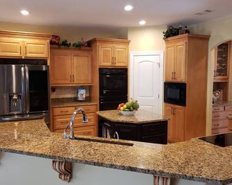 Masters 2020 - Welcome Guests, Sleeps 10 Spacious & Relaxing, 4800 Sq. Ft. - Appling - Kitchen