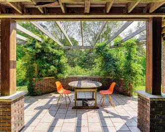 Home w/ Fire Pit, Near Downtown Hudson + Skiing! - Hudson - Patio