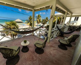 Sandbar Beachfront Hotel & Hostel Restaurant - San Pedro Town - Balkong